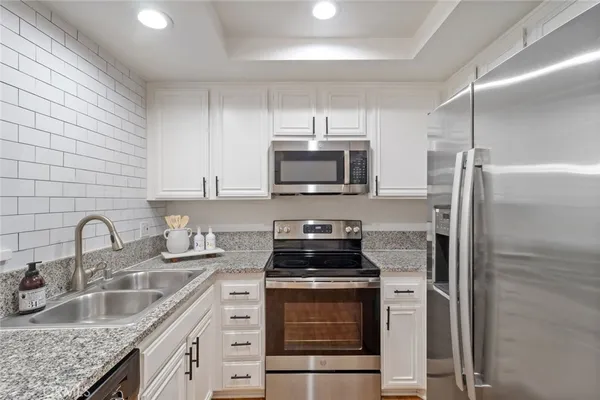 $2,900 | 22100 Burbank Boulevard, Unit 106A, Woodland Hills, CA 91367