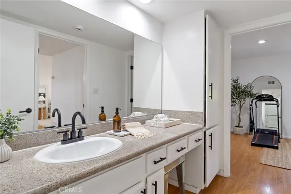 $2,900 | 22100 Burbank Boulevard, Unit 106A, Woodland Hills, CA 91367