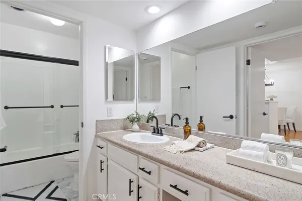 $2,900 | 22100 Burbank Boulevard, Unit 106A, Woodland Hills, CA 91367