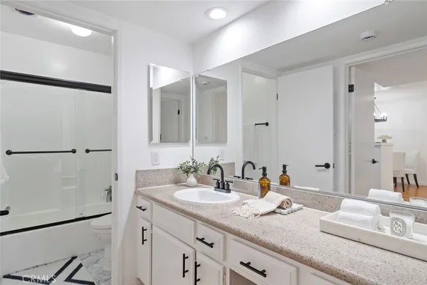 $2,900 | 22100 Burbank Boulevard, Unit 106A, Woodland Hills, CA 91367