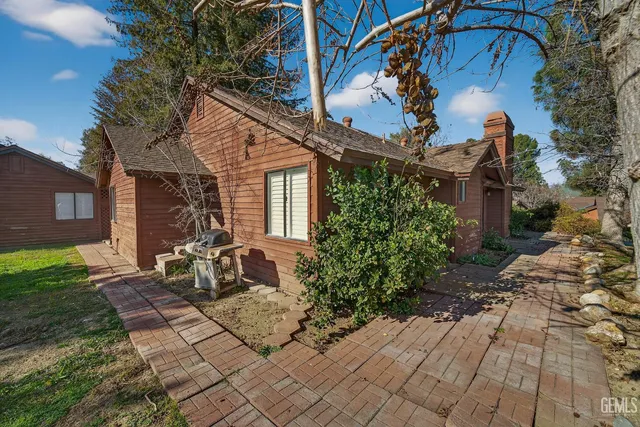 a view of a backyard with garden