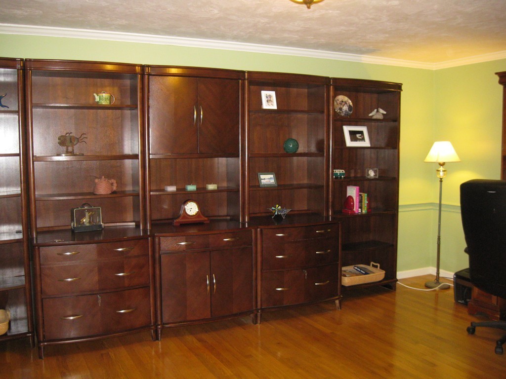 8 Abbey Road Walpole, MA 02071 - Photo 11 of 30 a living room with furniture