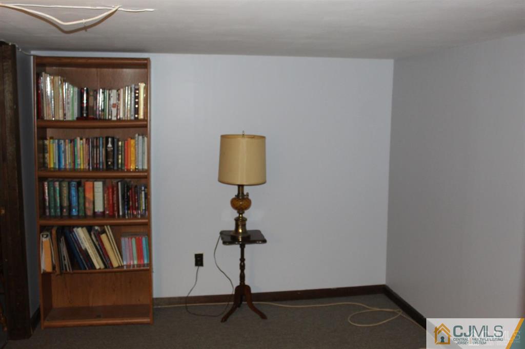 2 R Quincy Circle, Unit R2 Dayton, NJ 08810 - Photo 15 of 18 a view of room that has a book shelf