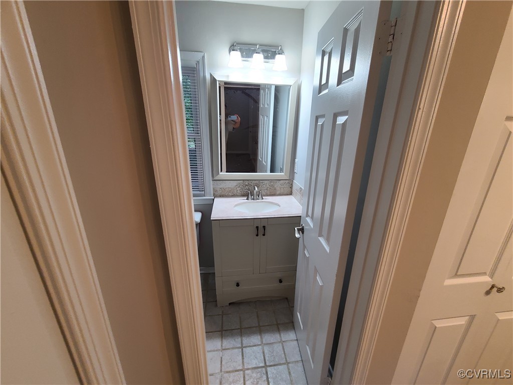 5800 Mill Spring Lane Midlothian, VA 23112 - Photo 18 of 29 a bathroom with a sink vanity and a mirror
