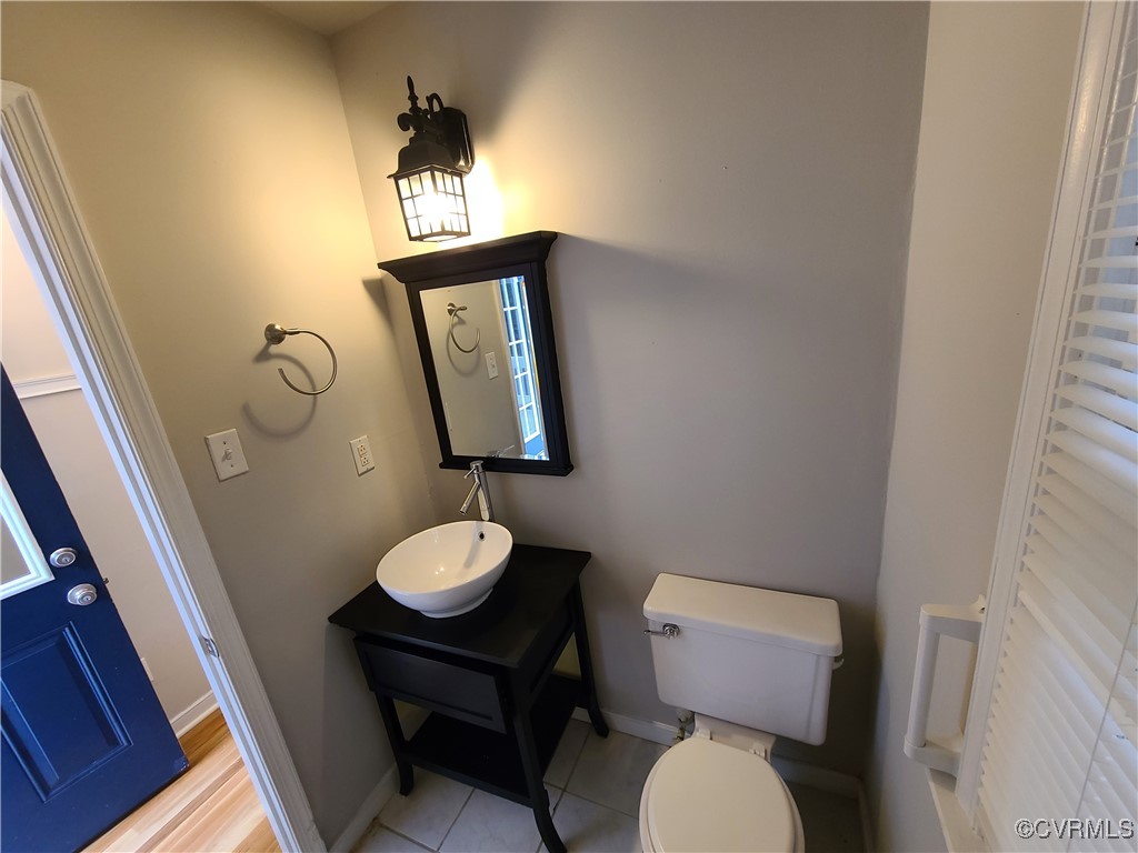 5800 Mill Spring Lane Midlothian, VA 23112 - Photo 22 of 29 a bathroom with a toilet sink and mirror