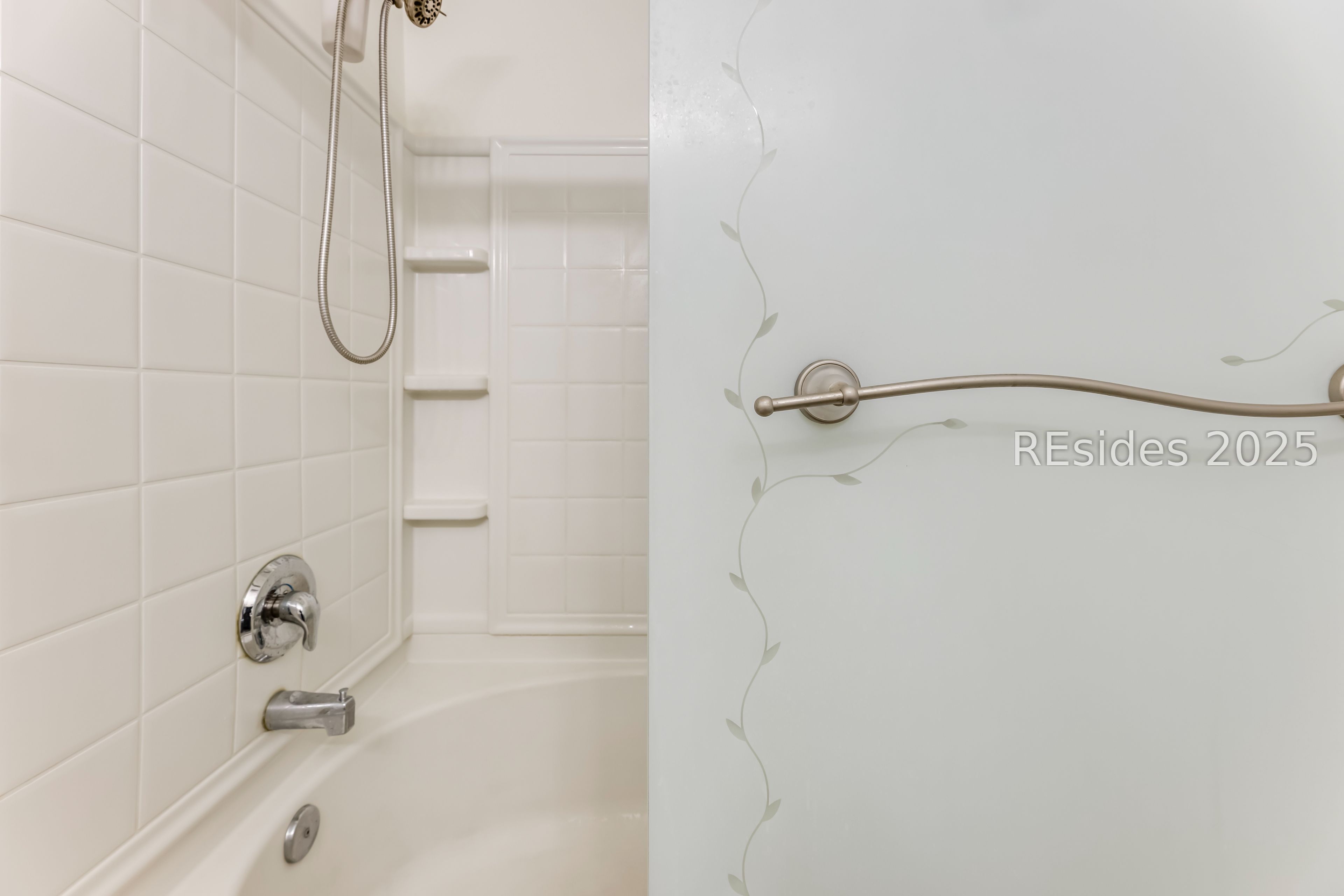 113 Cross Road Bluffton, SC 29910 - Photo 18 of 30 Full bath with soaker tub and private water closet