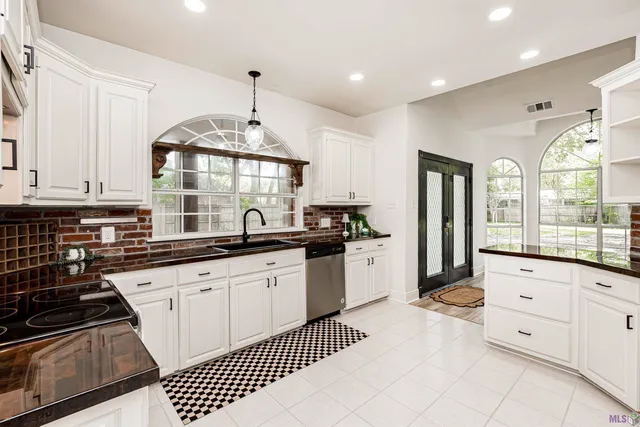 $3,400 | 1959 Fairview Avenue, Port Allen, LA 70767