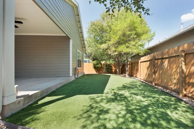 a view of back yard of the house