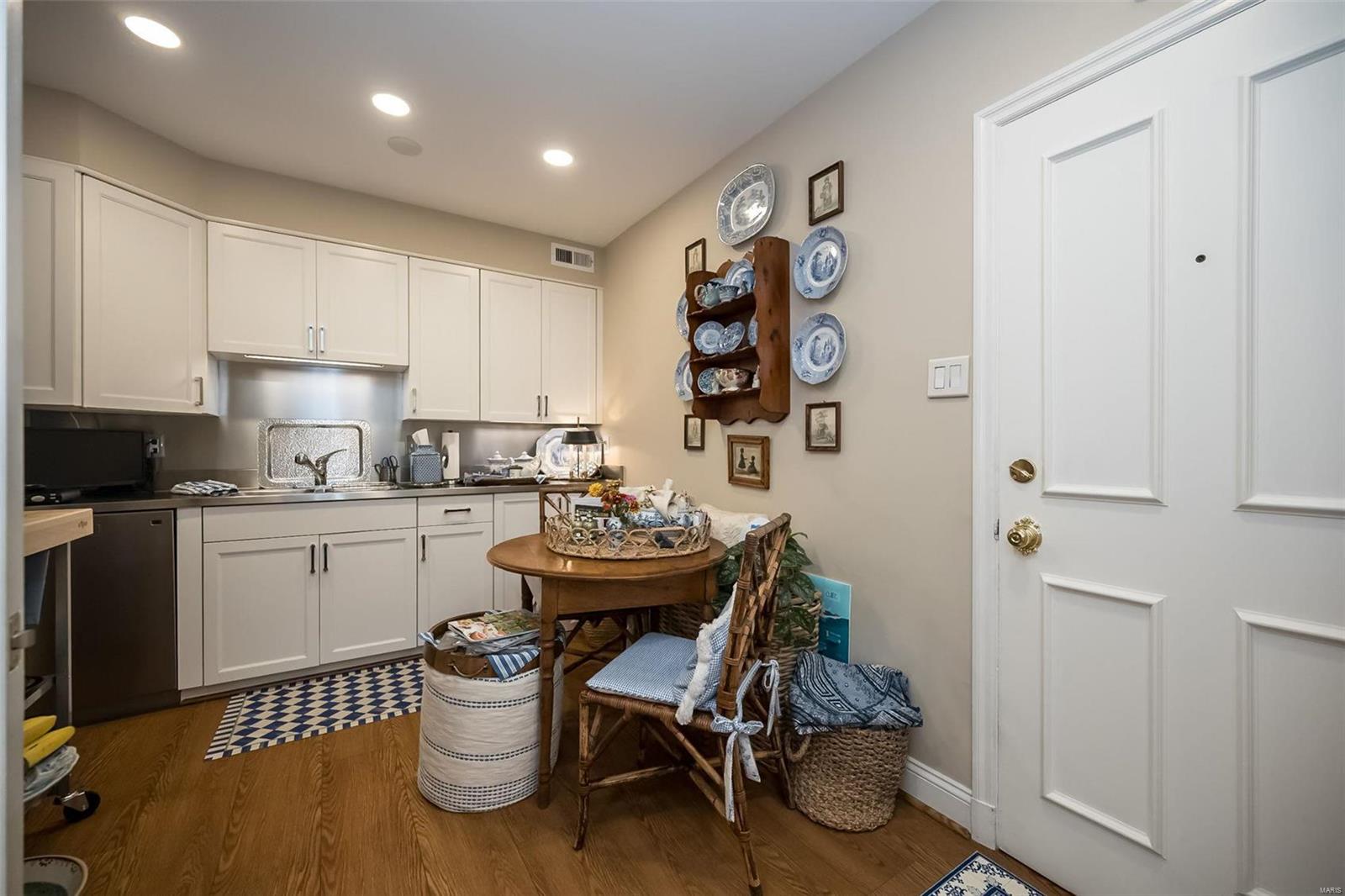 710 South Hanley Road, Unit 18B Clayton, MO 63105 - Photo 21 of 27