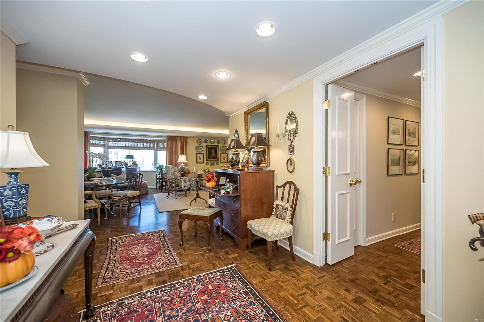 710 South Hanley Road, Unit 18B Clayton, MO 63105 - Photo 9 of 27