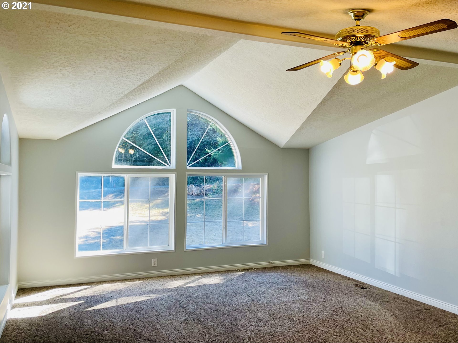 29353 Hale Road Scappoose, OR 97056 - Photo 5 of 26 Living Room
