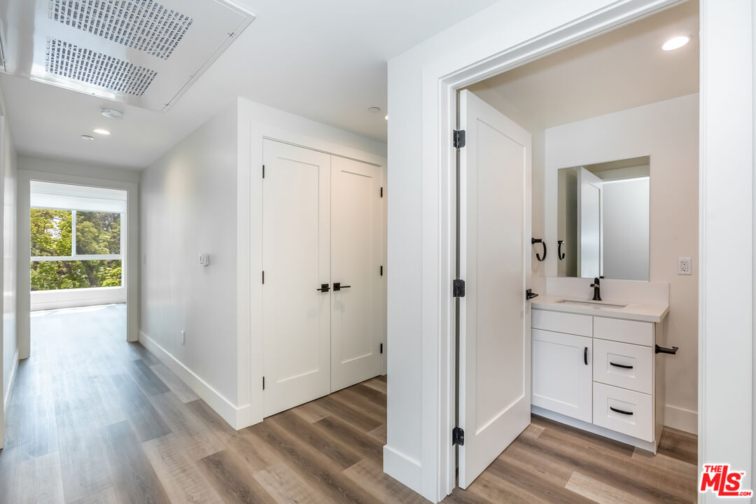 857 North Hayworth Avenue, Unit 403 Los Angeles, CA 90046 - Photo 21 of 52