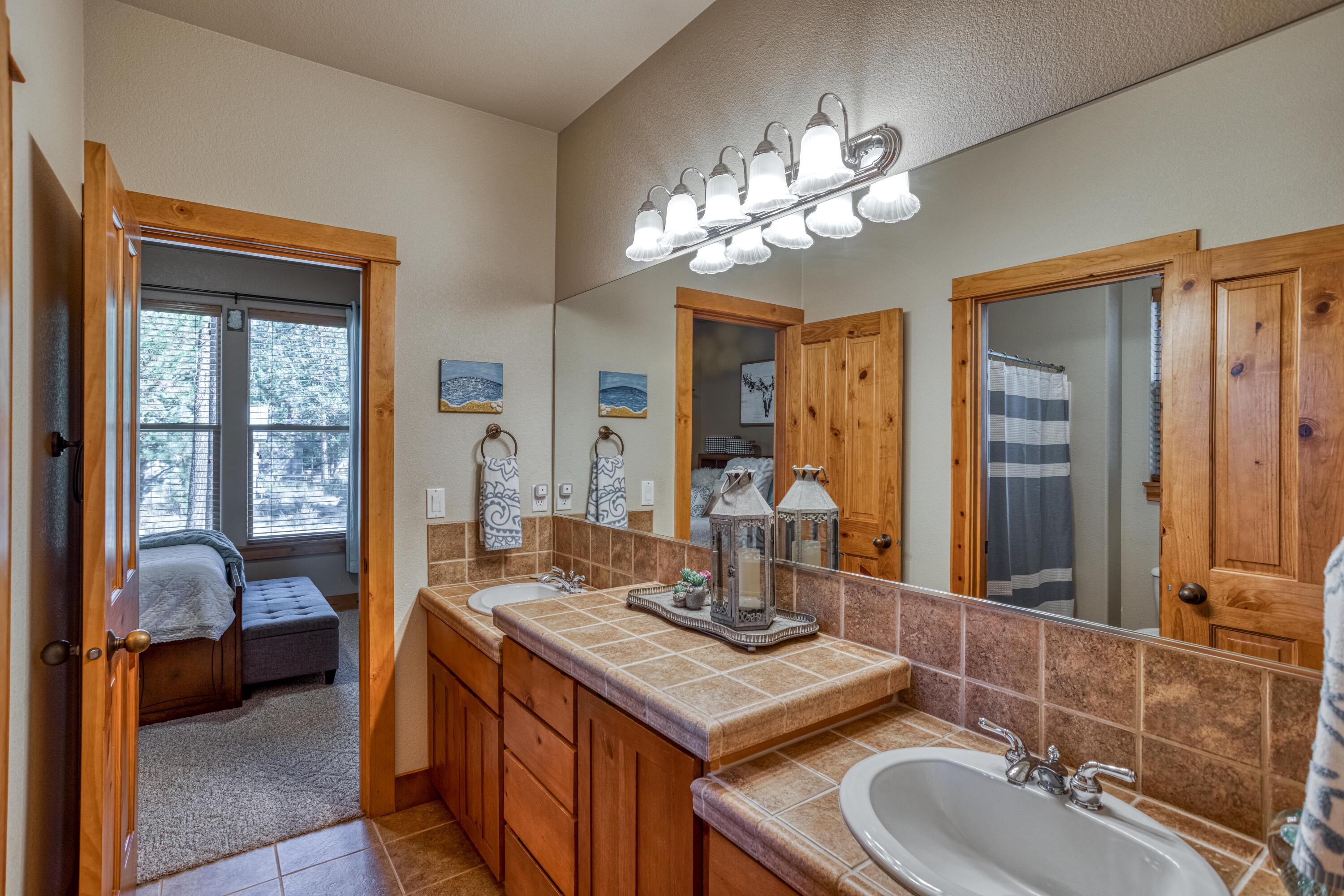 18160 Rager Mountain Lane Sunriver, OR 97707 - Photo 23 of 30 Jack and Jill Bathroom