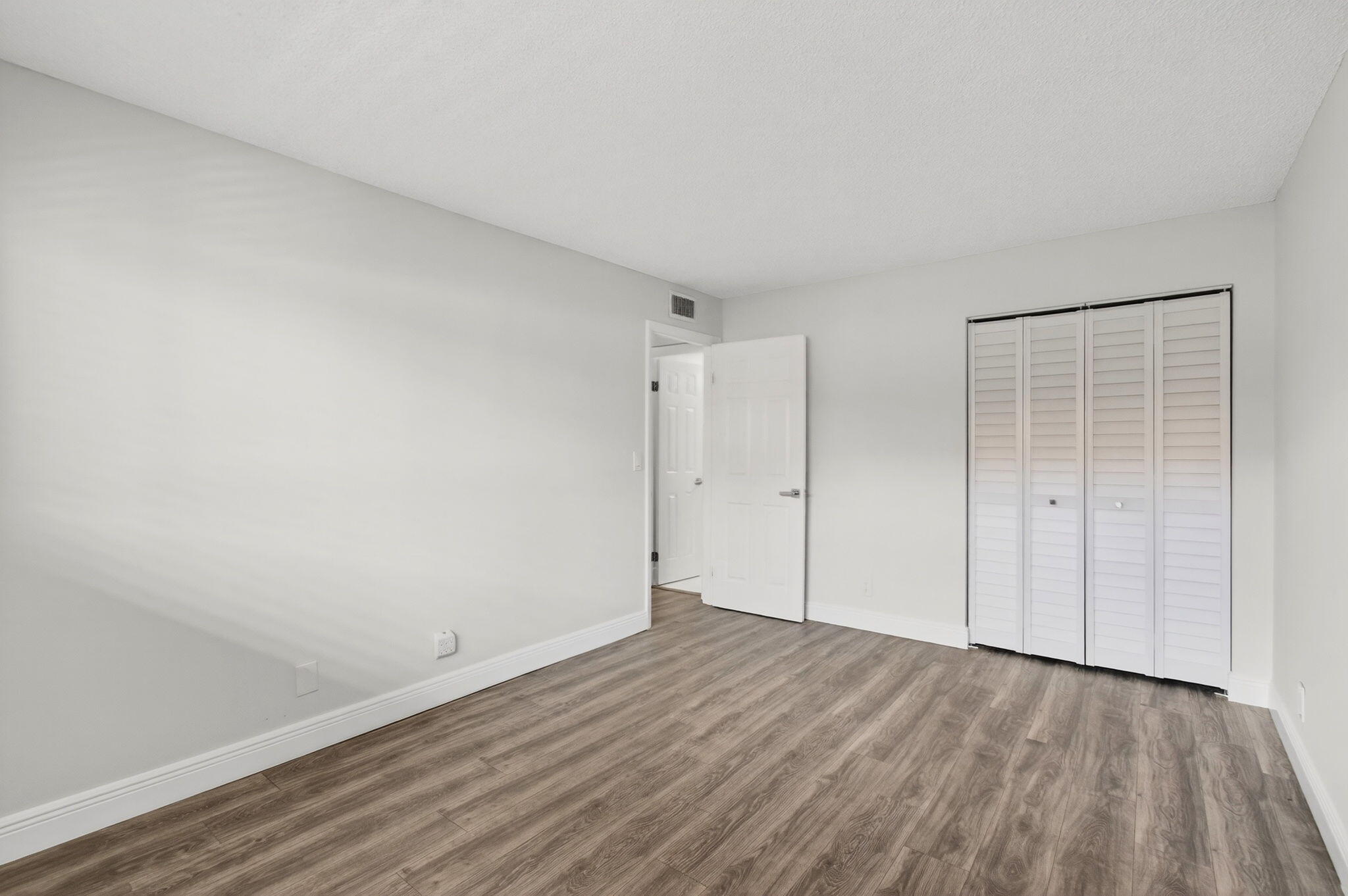 2975 Southwest 22nd Avenue, Unit 1070 Delray Beach, FL 33445 - Photo 39 of 60 a view of an empty room