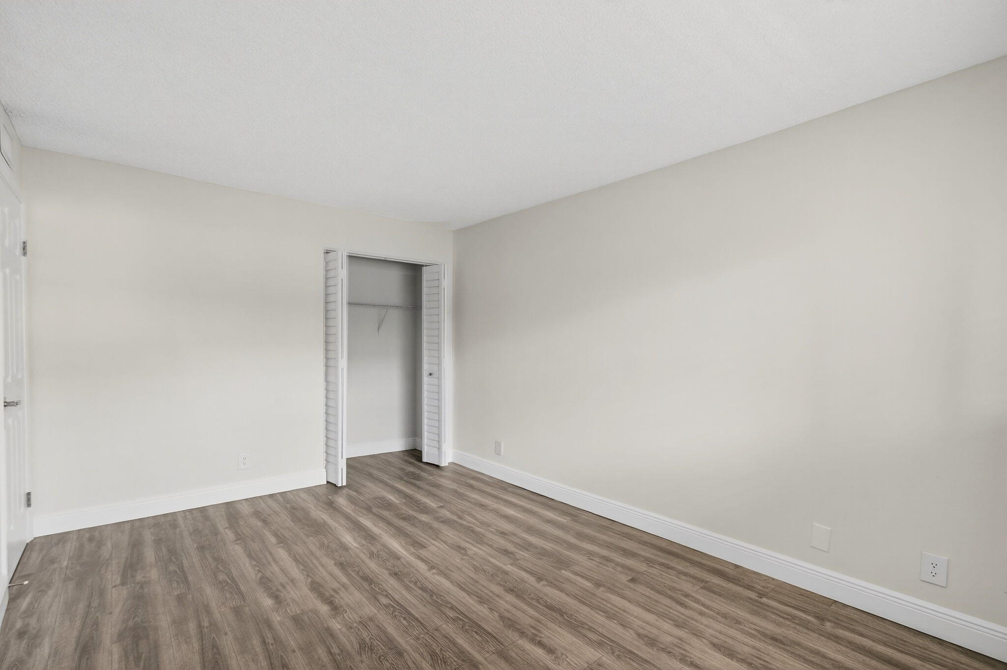2975 Southwest 22nd Avenue, Unit 1070 Delray Beach, FL 33445 - Photo 40 of 60 a view of an empty room and wooden floor