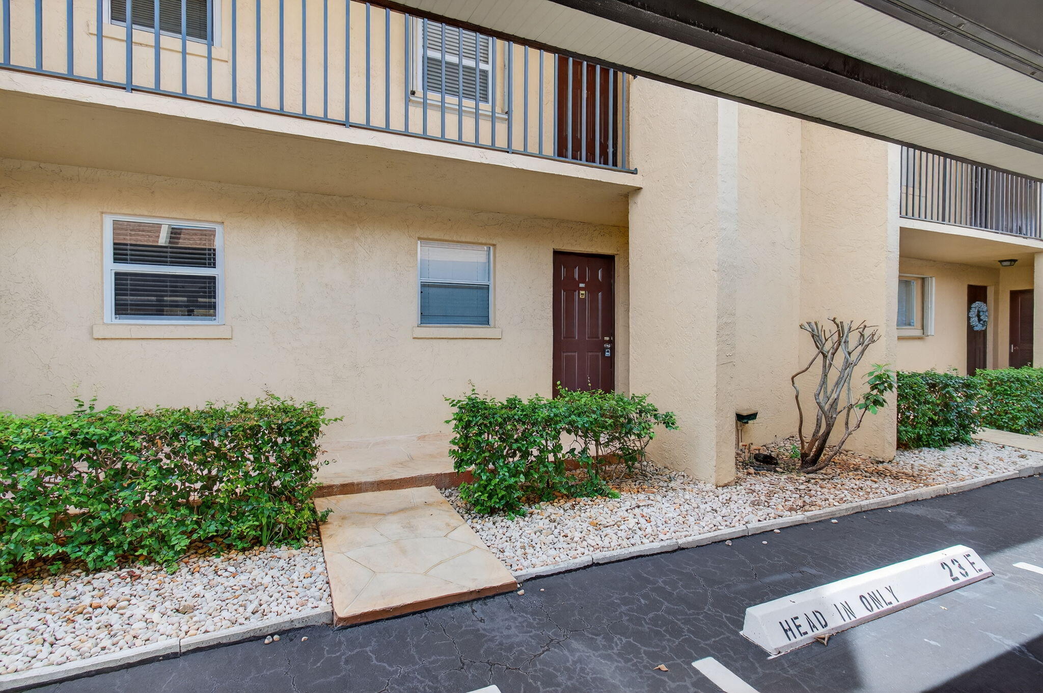 2975 Southwest 22nd Avenue, Unit 1070 Delray Beach, FL 33445 - Photo 4 of 60 a front view of a house