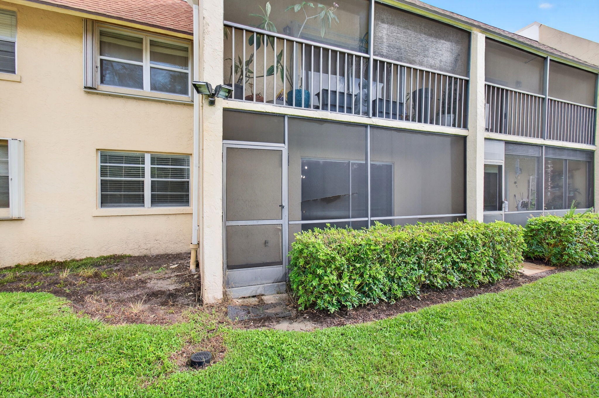 2975 Southwest 22nd Avenue, Unit 1070 Delray Beach, FL 33445 - Photo 53 of 60 a view of house with backyard and garden
