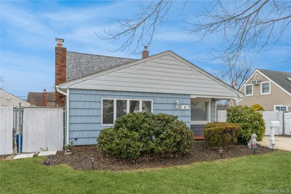 $780,000 | 20 Peacock Lane, Levittown, NY 11756