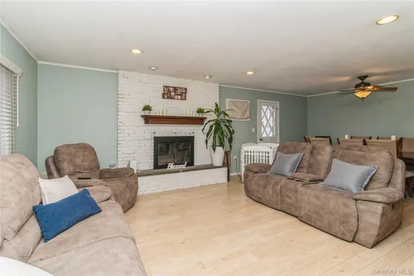 $780,000 | 20 Peacock Lane, Levittown, NY 11756