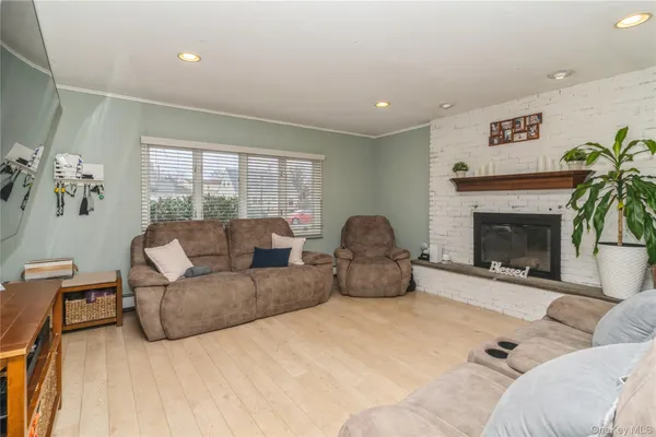 $780,000 | 20 Peacock Lane, Levittown, NY 11756