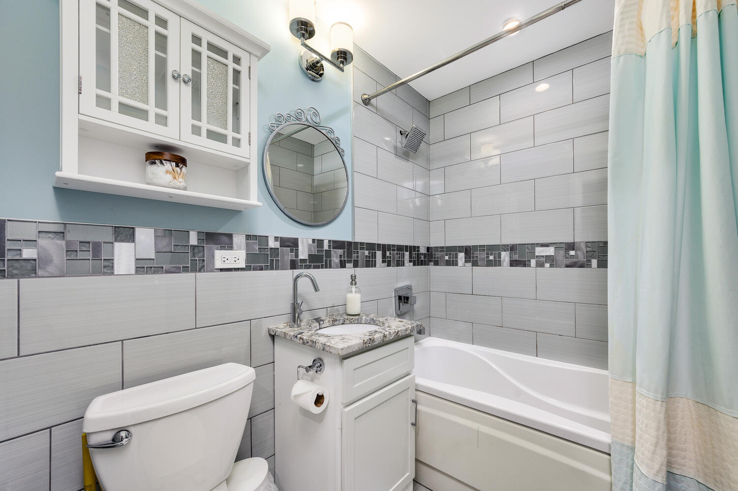 113 West Elm Street Chicago, IL 60610 - Photo 19 of 30 a bathroom with a sink a toilet and a bathtub