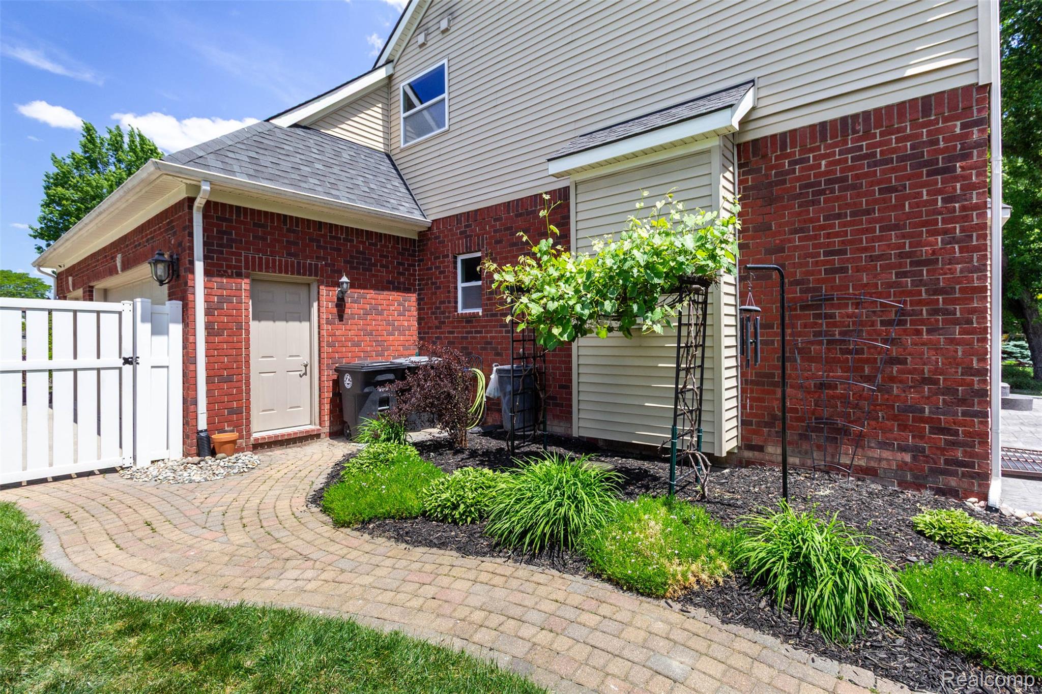 36039 Curtis Road Livonia, MI 48152 - Photo 57 of 61 yard (9).jpg