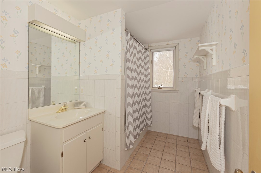 28430 Edgedale Road Pepper Pike, OH 44124 - Photo 30 of 35 Full bath with tub/shower combo on 2nd level.