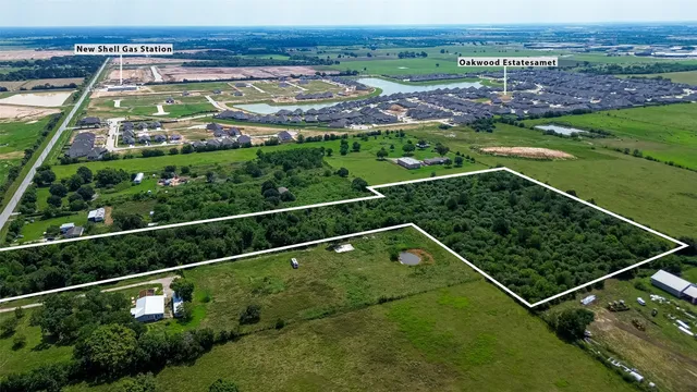 a view of a tennis court