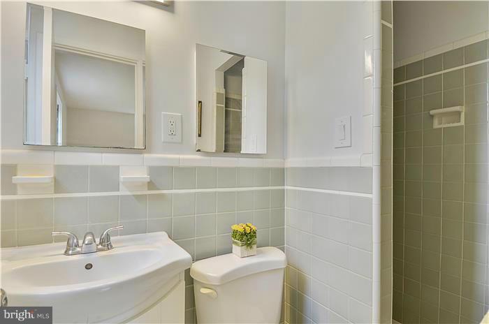 6312 Wiscasset Road Bethesda, MD 20816 - Photo 17 of 30 Bath (Master)