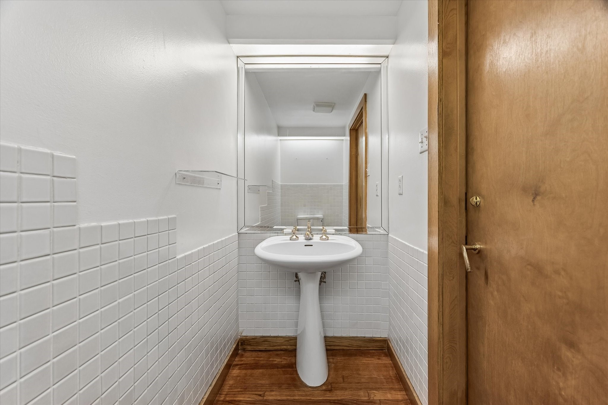 2402 Commonwealth Street Houston, TX 77006 - Photo 15 of 45 a bathroom with a sink and a mirror