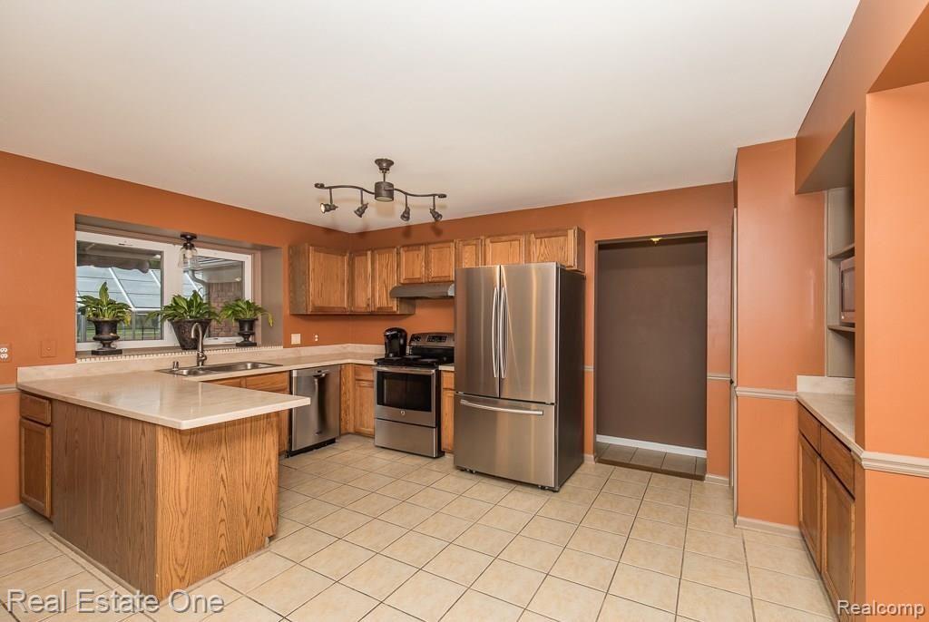 2425 Rancroft Beat Rochester Hills, MI 48306 - Photo 14 of 32