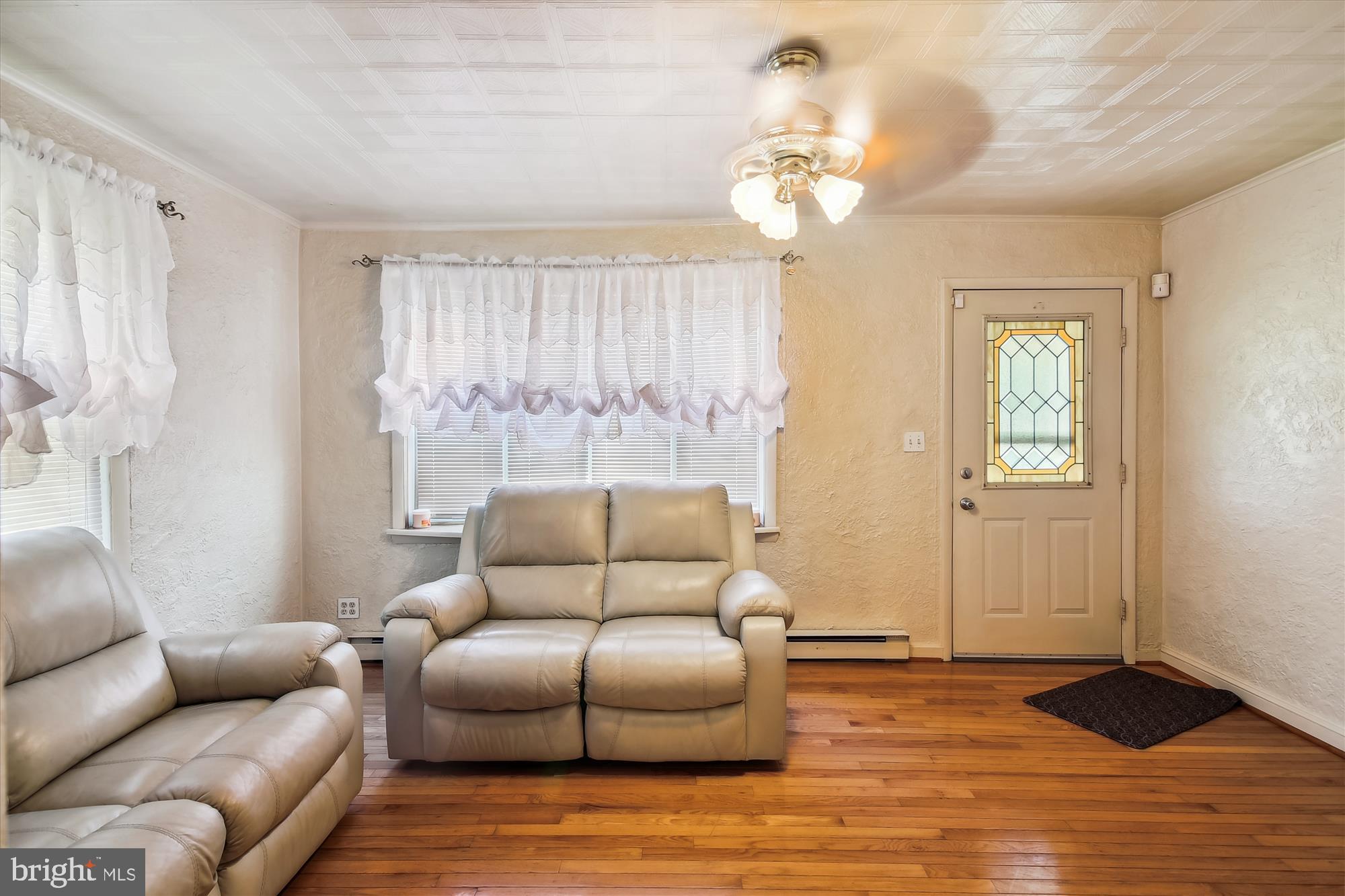 4400 Highview Avenue Baltimore, MD 21229 - Photo 7 of 22 Living Room