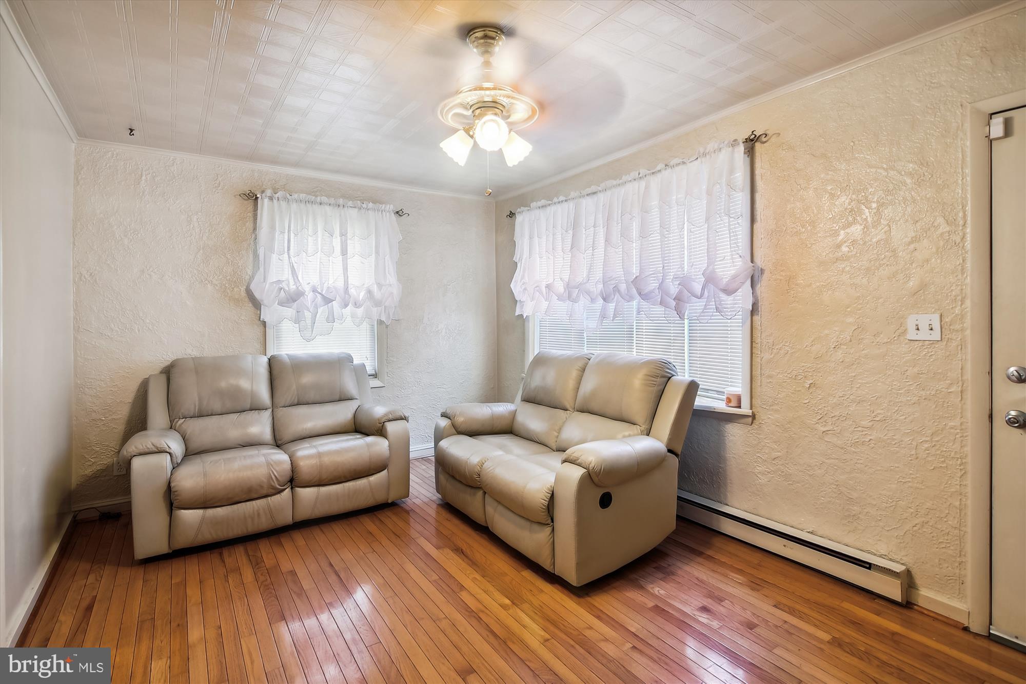 4400 Highview Avenue Baltimore, MD 21229 - Photo 8 of 22 Living Room