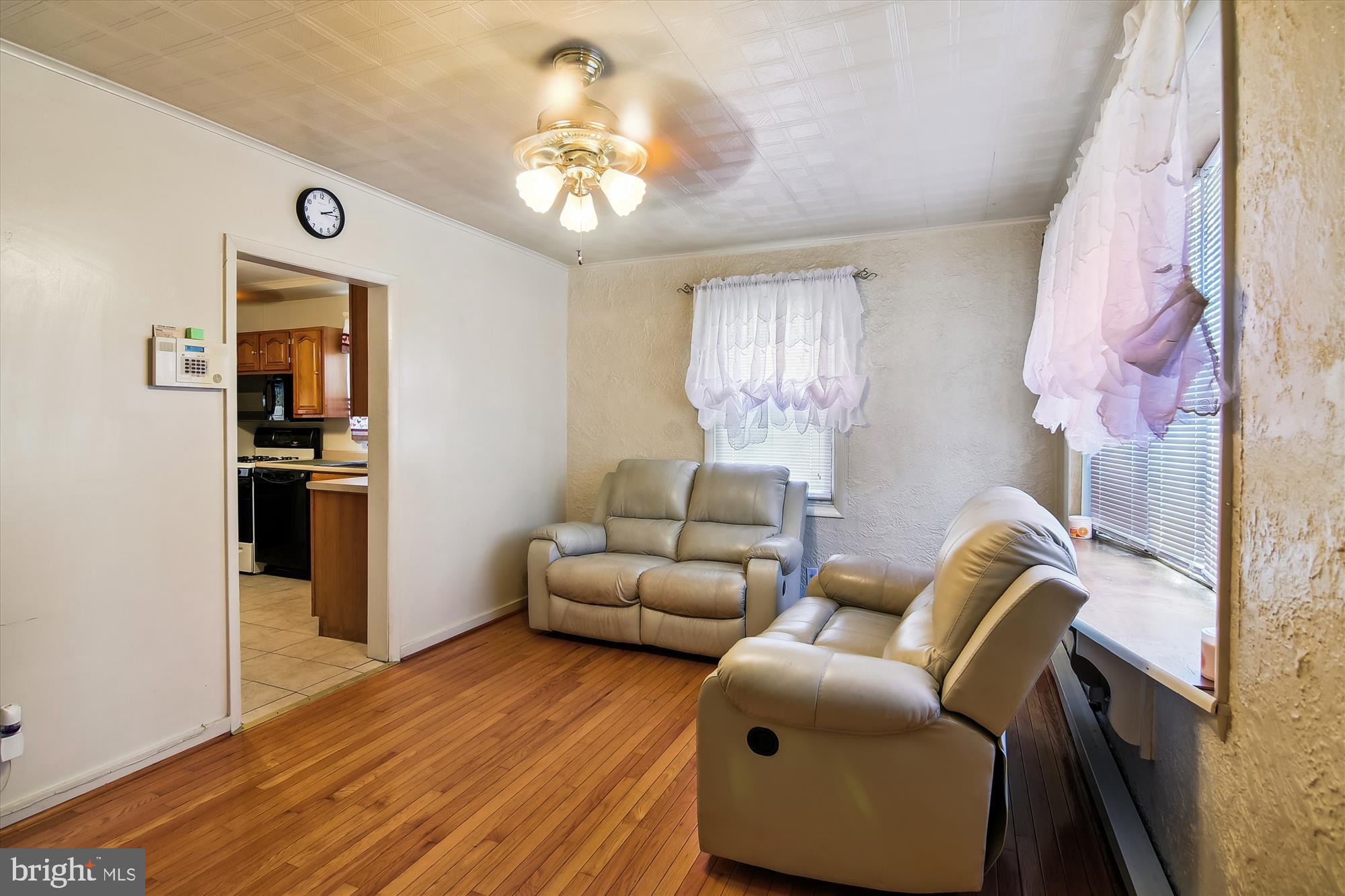 4400 Highview Avenue Baltimore, MD 21229 - Photo 9 of 22 Living Room