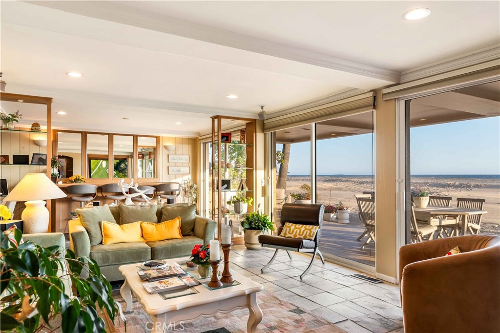 67 Surfside Avenue Surfside, CA 92649 - Photo 7 of 61 Bar and Family Room with Oceanfront patio