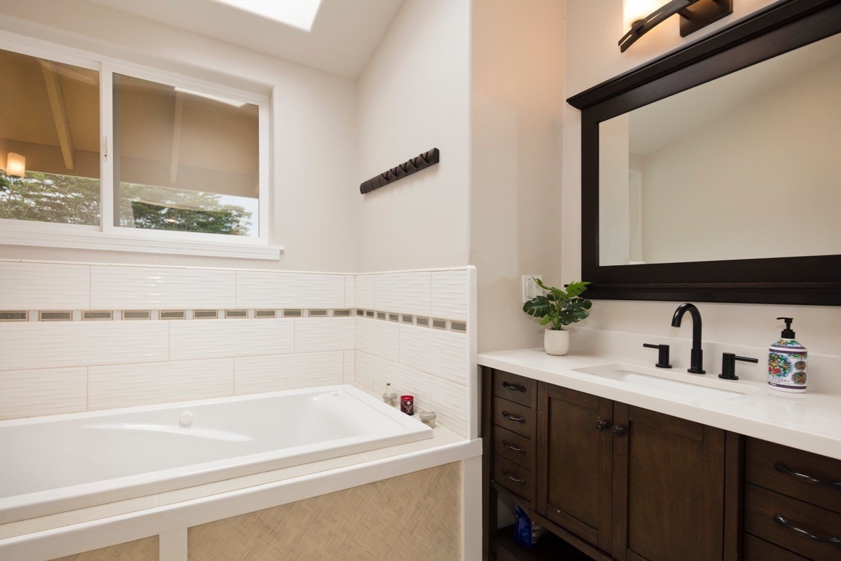 17-3926 Enos Road Mountain View, HI 96771 - Photo 27 of 30 a bathroom with a bathtub and a sink
