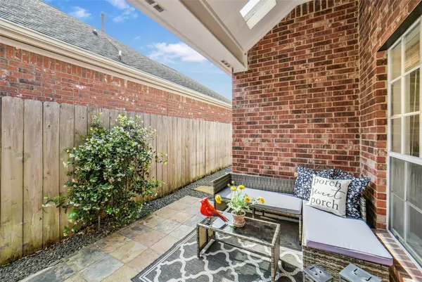 $375,000 | 6885 Tournament Drive, Houston, TX 77069