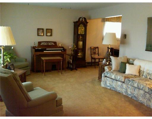1210 Akehurst Road Green Tree, PA 15220 - Photo 4 of 17 Living Room.