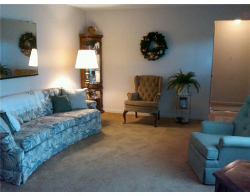 1210 Akehurst Road Green Tree, PA 15220 - Photo 5 of 17 Living Room.