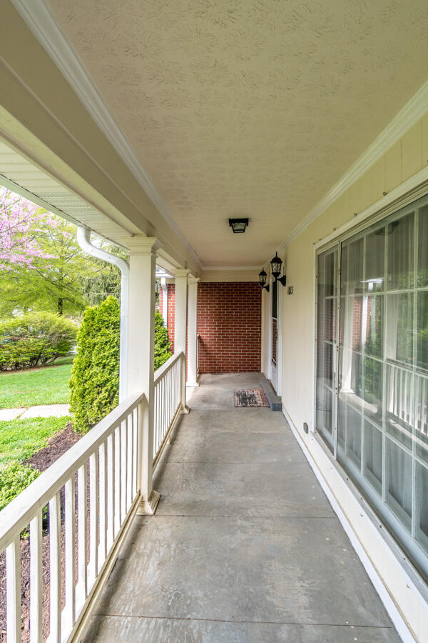 1013 Castleton Way Lexington, KY 40517 - Photo 9 of 53 109
