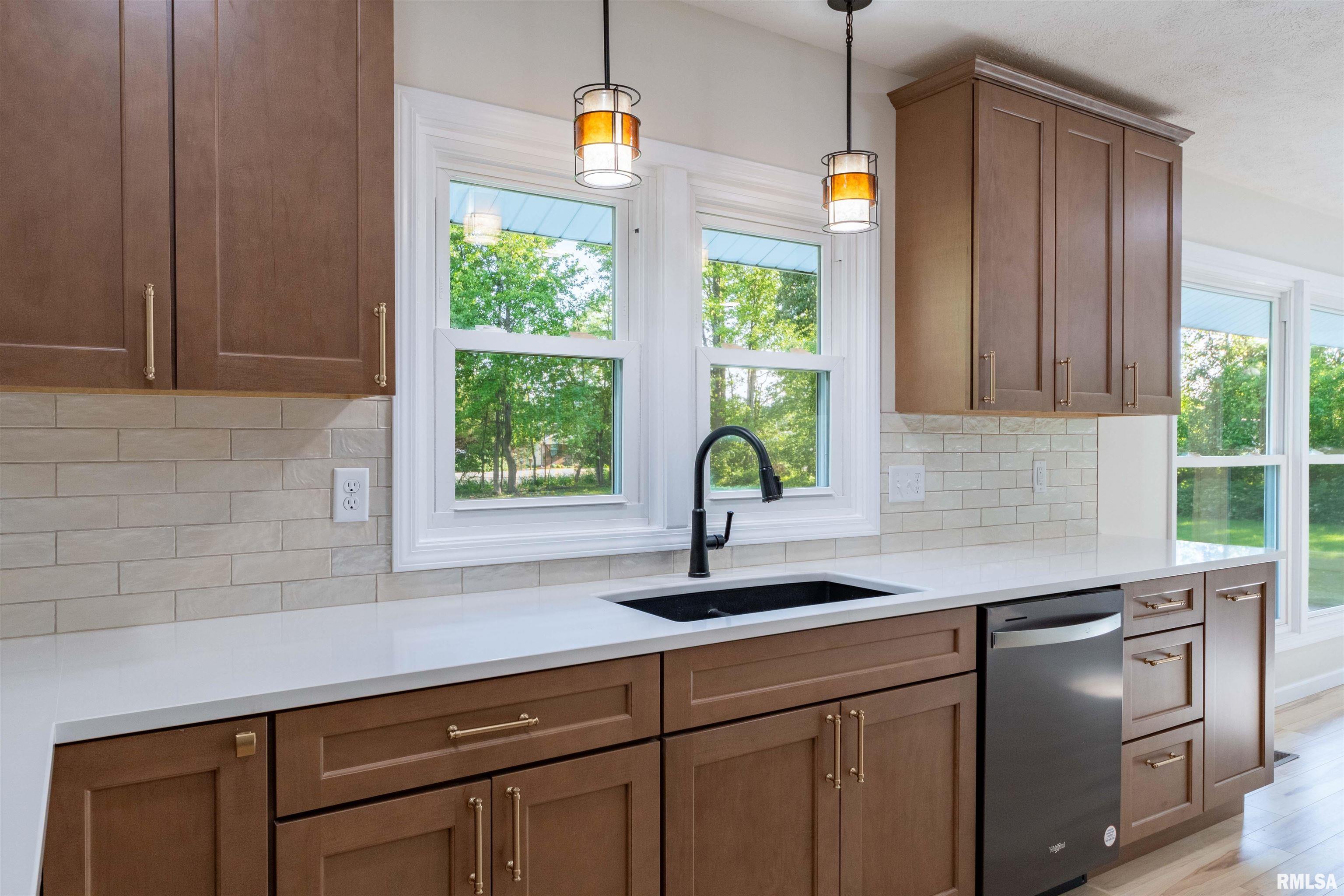 105 Freeman Spur Road Herrin, IL 62948 - Photo 8 of 43 Gallery Image 8
