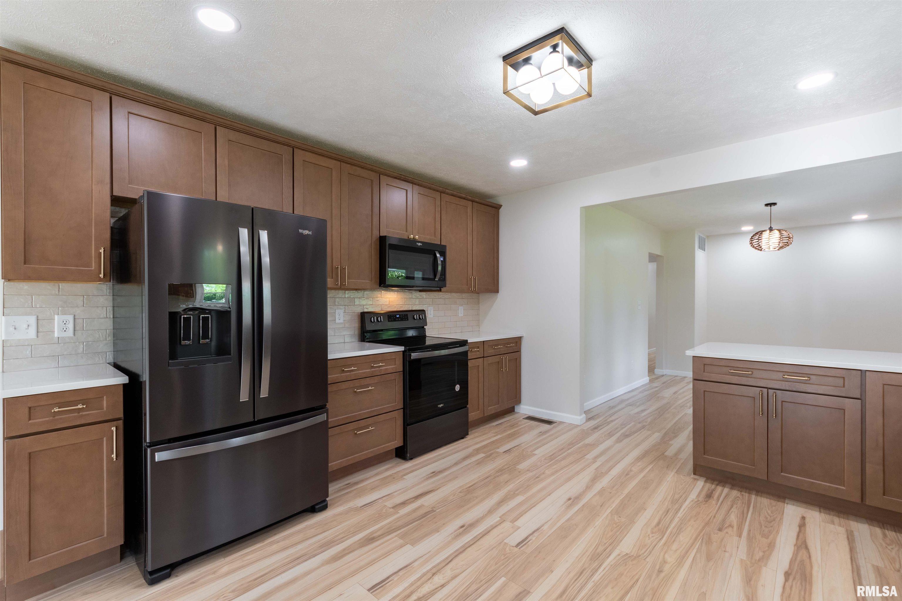 105 Freeman Spur Road Herrin, IL 62948 - Photo 9 of 43 Gallery Image 9