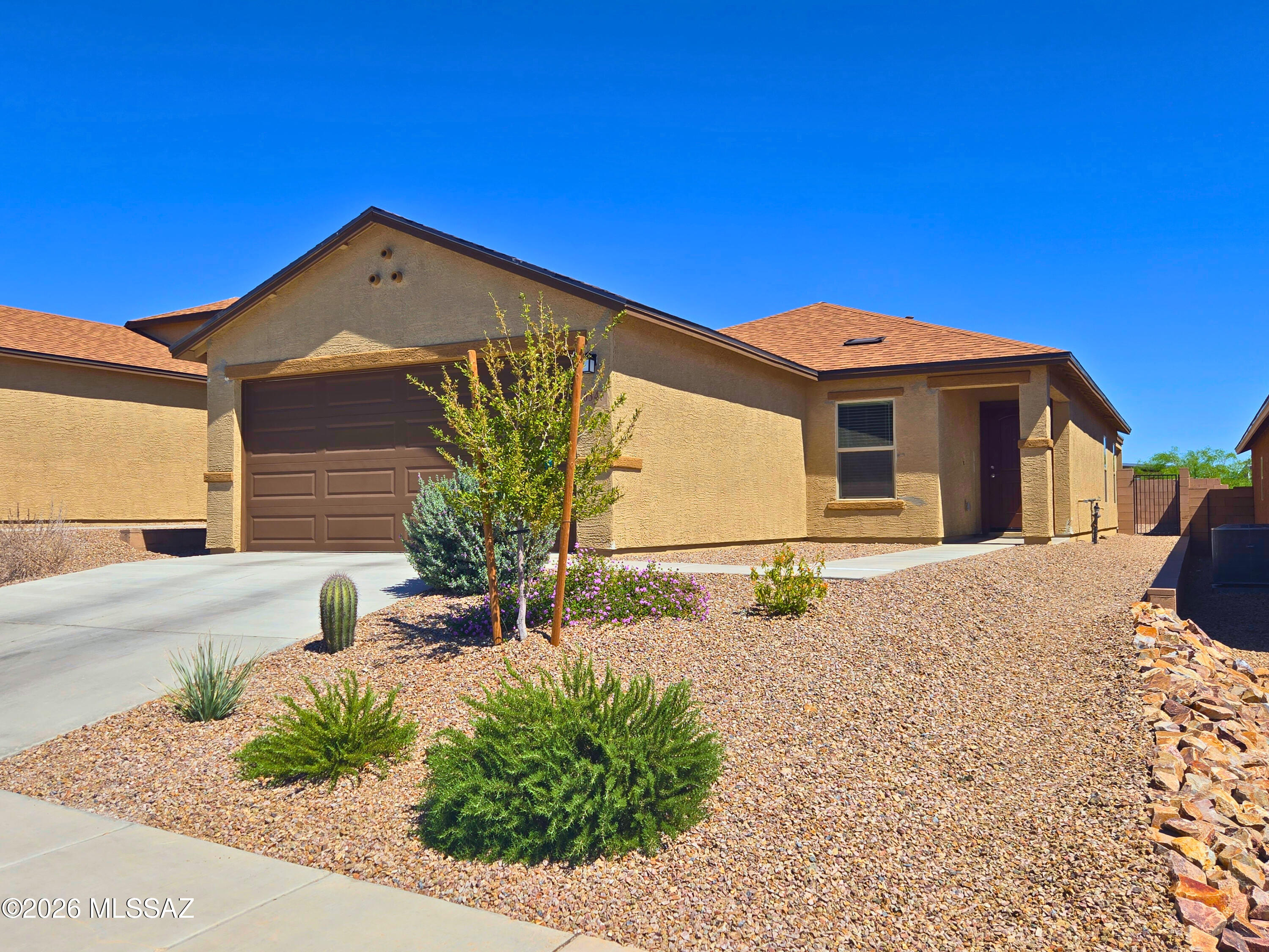 6343 South Rigby Way Tucson, AZ 85746 - Photo 2 of 29 a view of a house with a street