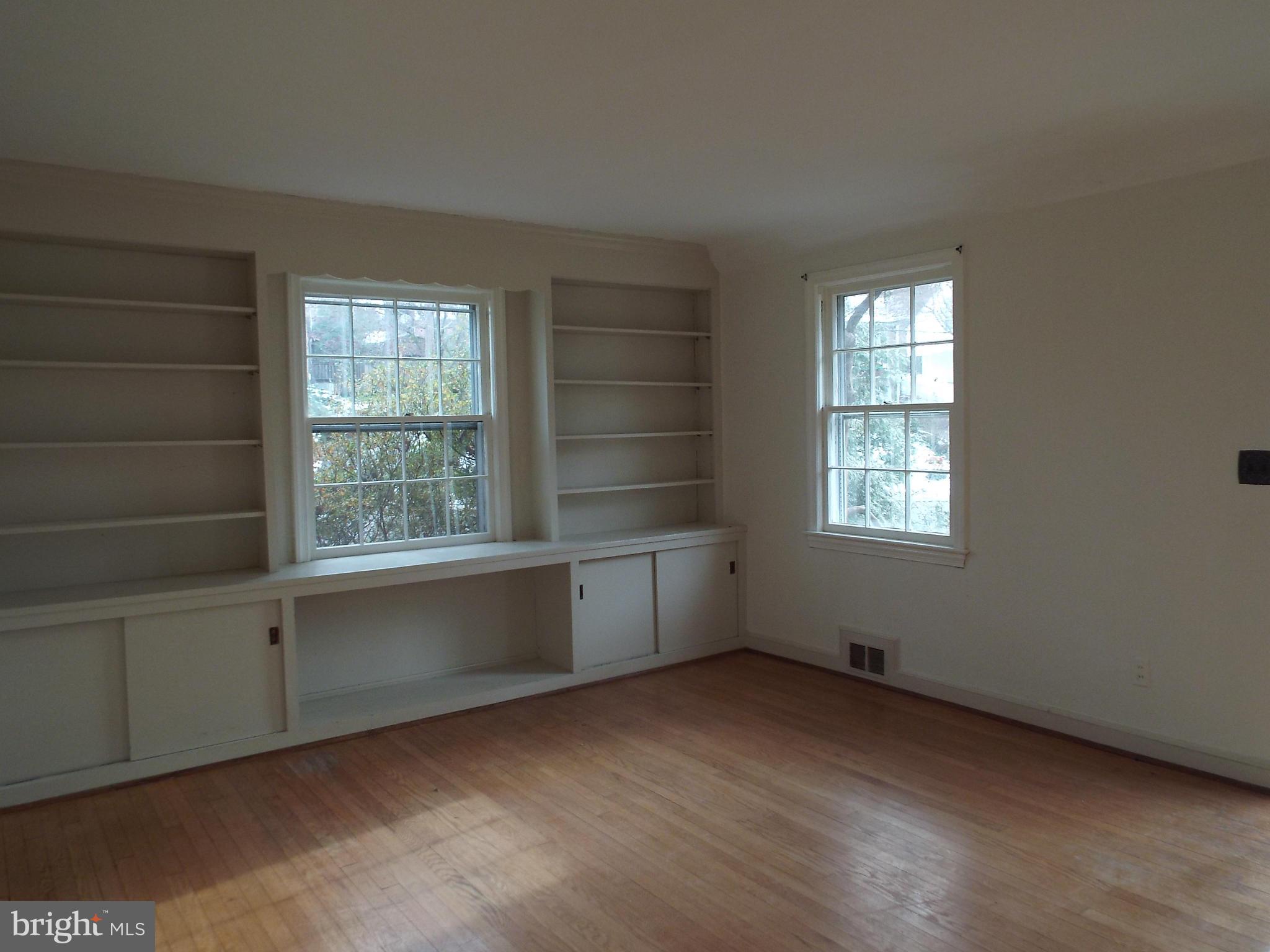 300 Lexington Drive Silver Spring, MD 20901 - Photo 5 of 29 Living Room