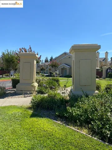 a view of a back yard