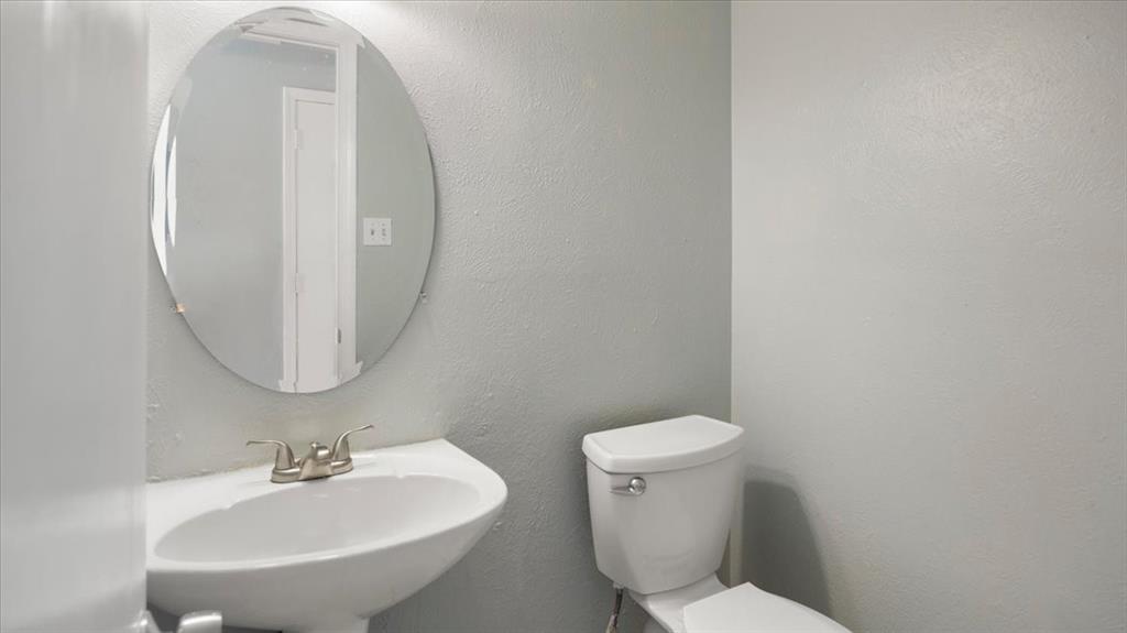 6925 Red Fox Trail Fort Worth, TX 76137 - Photo 11 of 23 Downstairs half bath