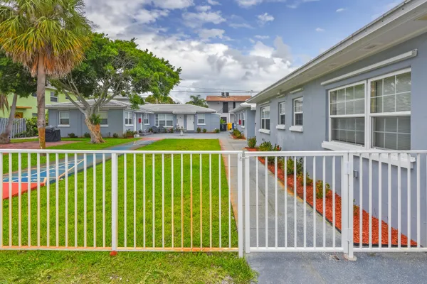 $1,300 | 1001 South Federal Highway, Unit 7, Lake Worth, FL 33460