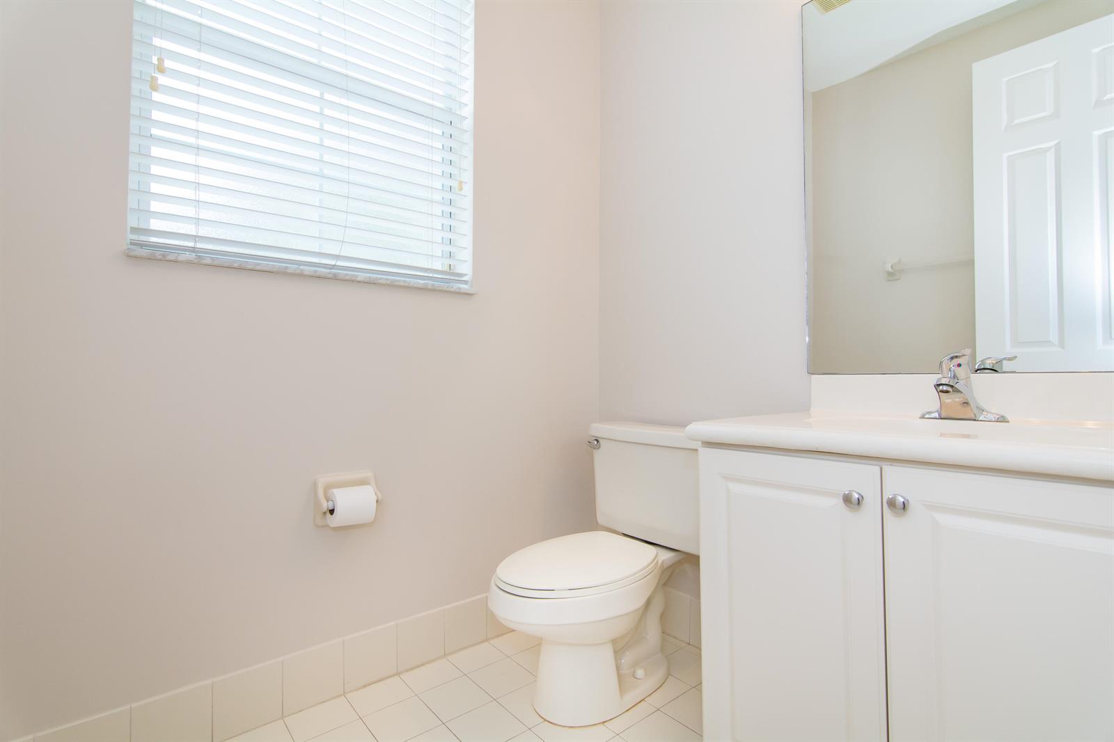 4340 Main Street Jupiter, FL 33458 - Photo 33 of 34 3rd Floor Half BA