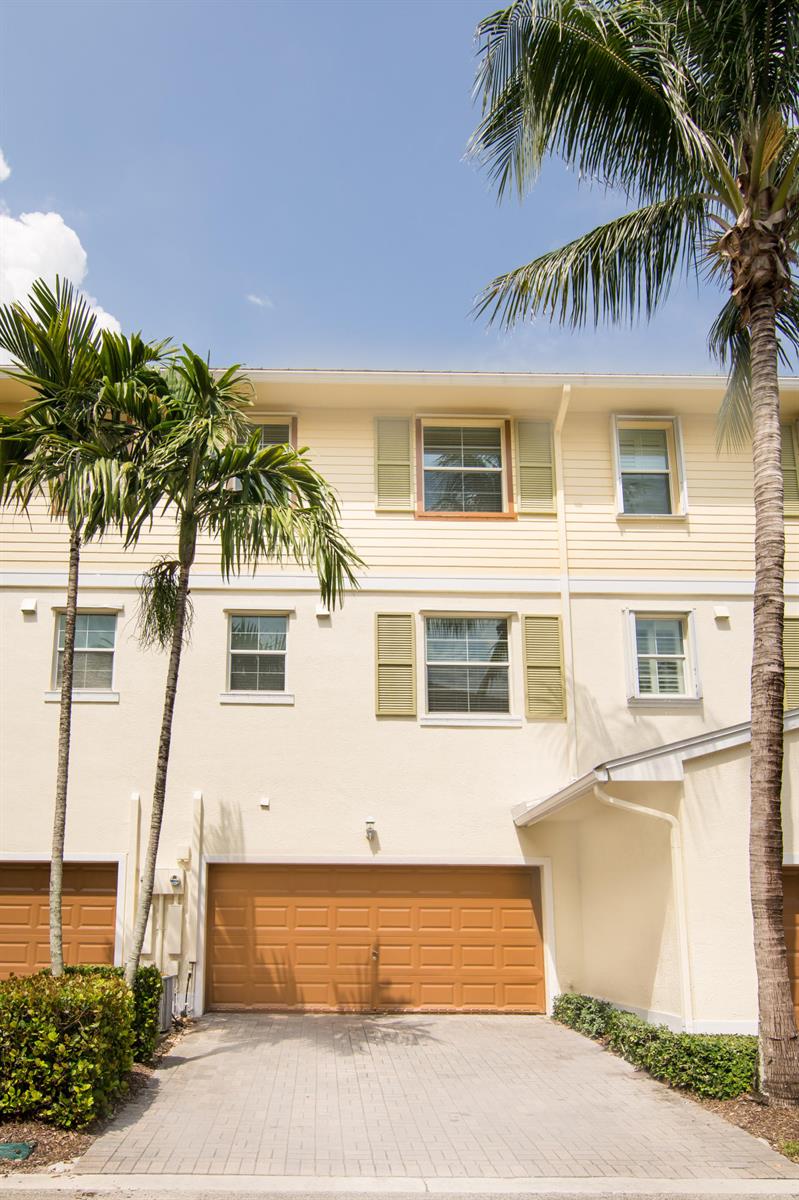 4340 Main Street Jupiter, FL 33458 - Photo 5 of 34 Garage