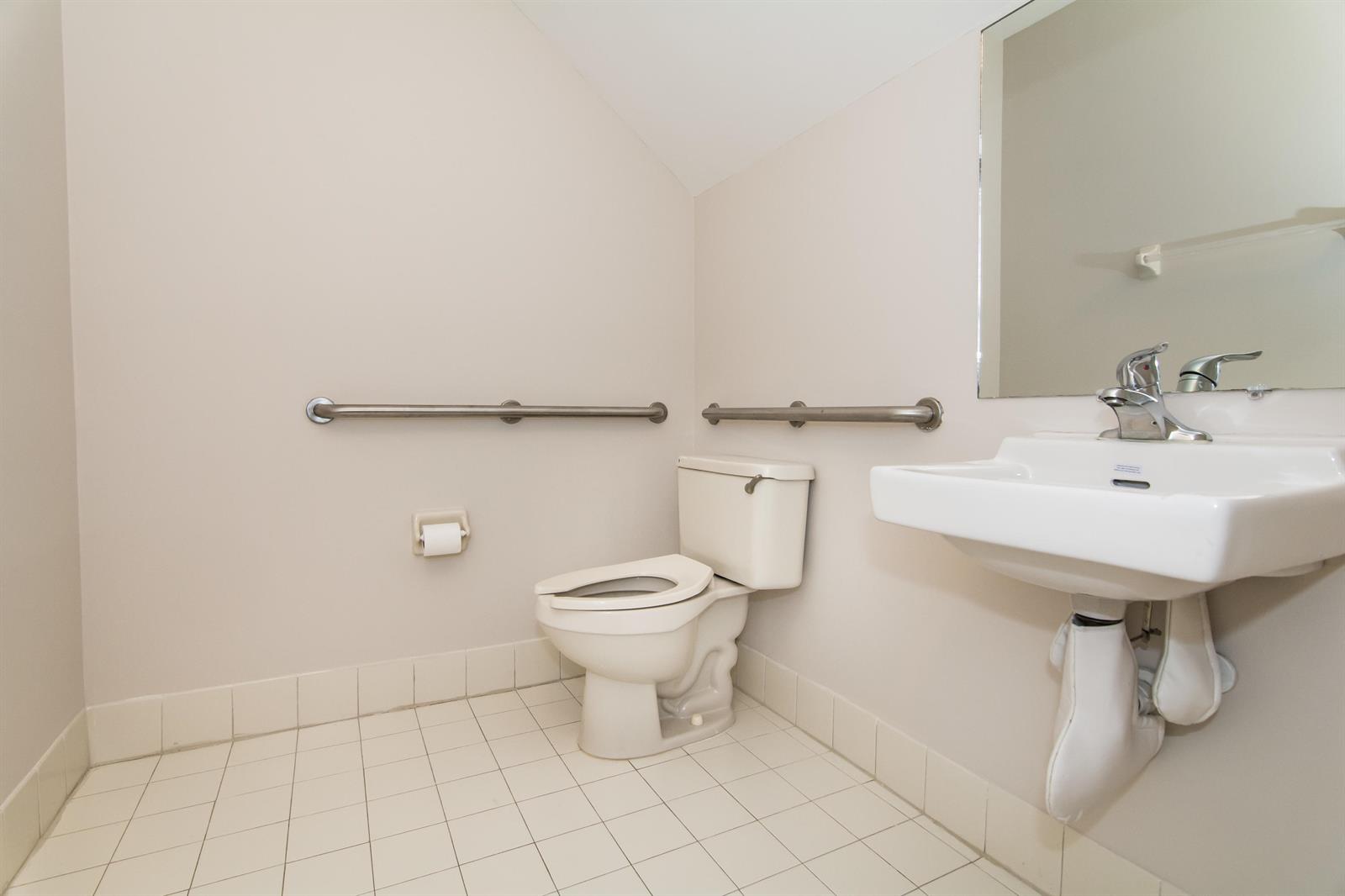 4340 Main Street Jupiter, FL 33458 - Photo 7 of 34 1st Floor Half BA